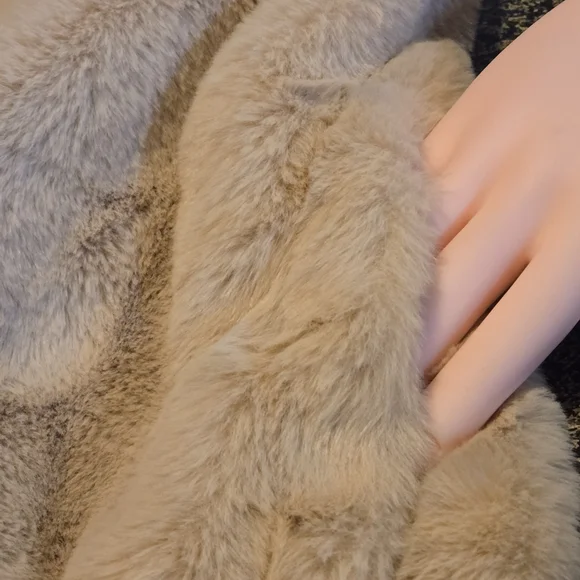 The Impeccable Pig Open Front Cream Faux Fur Vest Ultra Soft Women's S - Picture 8 of 15